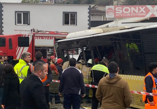 Alibeyköy’de tramvay ile İETT otobüsü çarpıştı