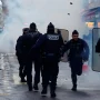 Paris sokakları, taşlı sopalı saldırılarla karıştı