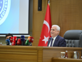 Ilk meclis toplantisinda su indirimi ve Turkce tabela karari