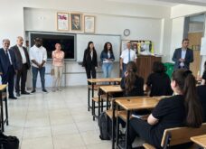 Yabancı öğretim görevlilerinden liseli gençlere İngilizce dersi